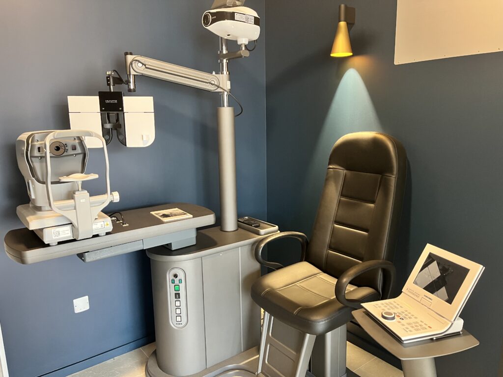 Contrôle de la vue chez Look Optique à Plouzané : espace d’examen de vue avec équipements d’optique