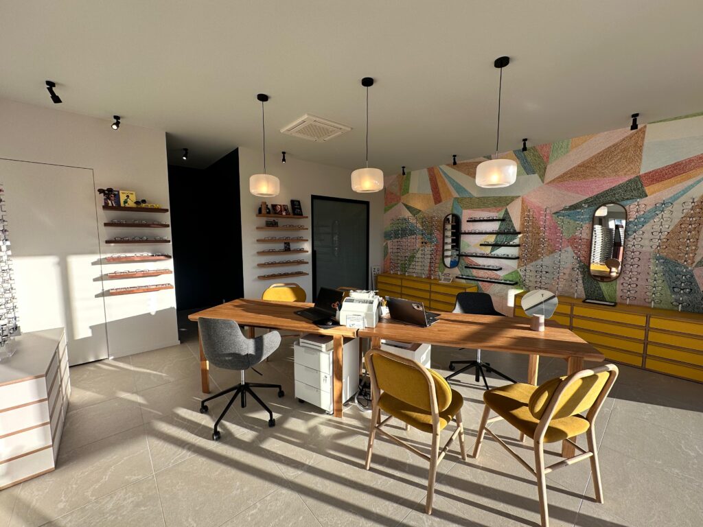 Accueil et tiers payant Look Optique Plouzané : espace d’accueil du magasin, bureau et présentoir de montures