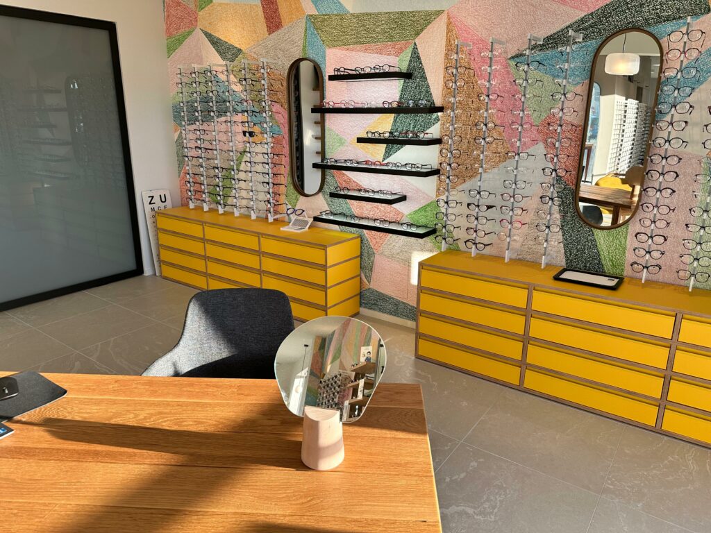 Intérieur du magasin Look Optique à Plouzané : accueil, bureau d’essayage et présentoir de montures